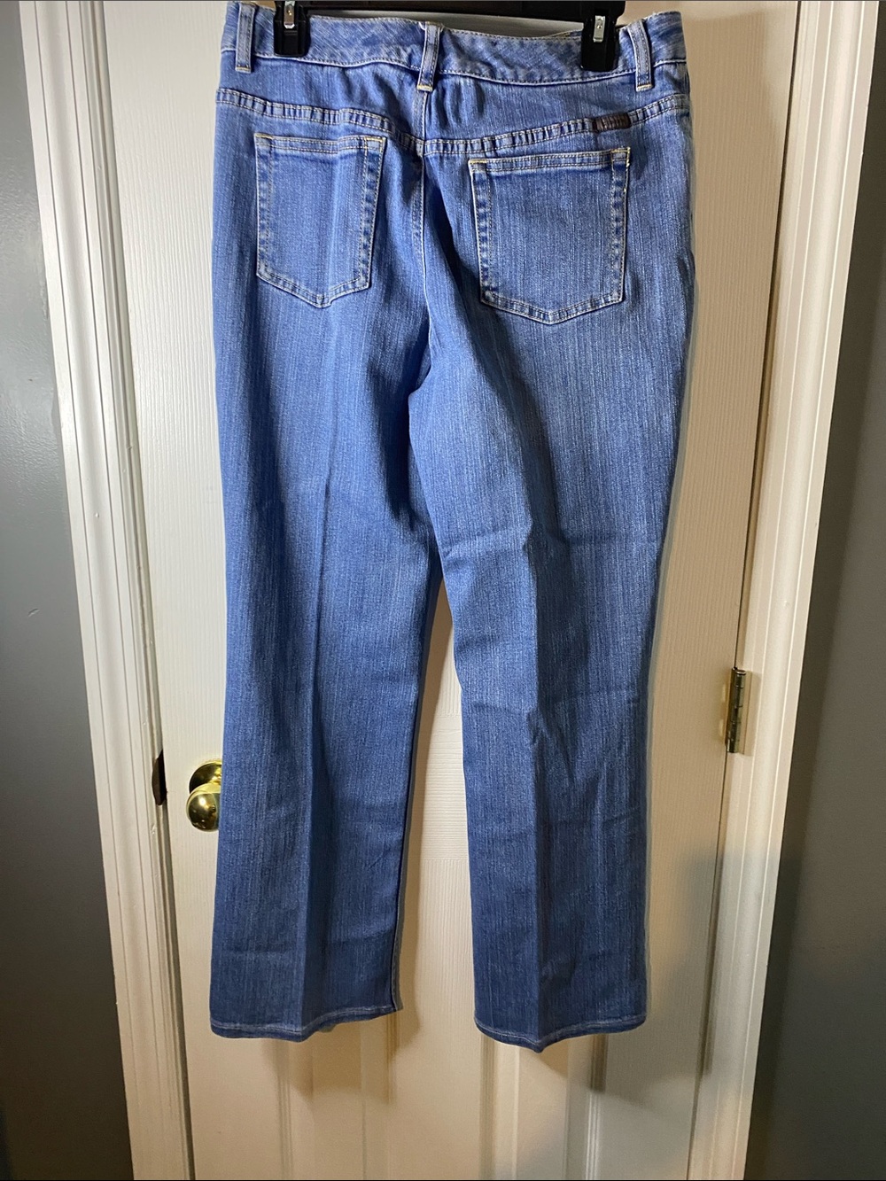 Liz Claiborne Women’s Bootcut Jeans in Light Blue Denim Size 8 Boot Cut.